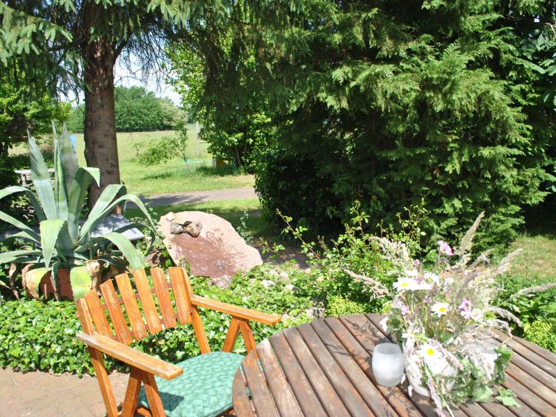 Esstisch im Garten