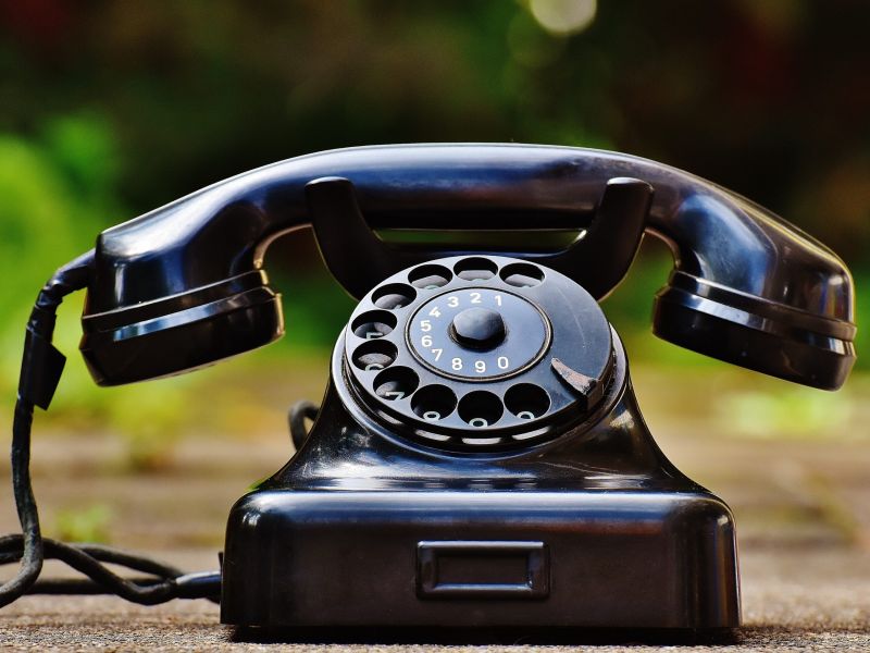 Klassisches, schwarzes Telefon mit Wählscheibe