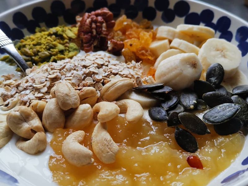 Müsli mit Cashews, Kürbiskernen, Haferflockenm Walnüssen, Banane und Apfelmuß